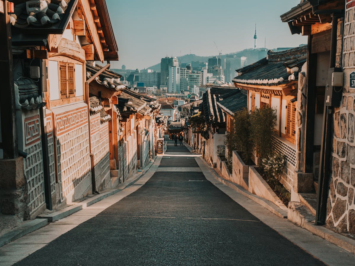 Filming locations of Can This Love Be Translated Episode 2 featuring Han River fireworks in Seoul, Bukchon Hanok Village at night, and Prince’s Island Park in Calgary in autumn
